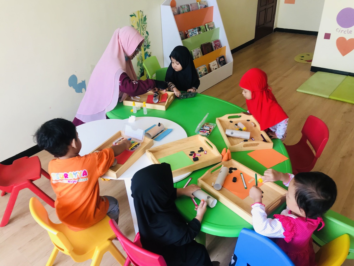 Anak-anak belajar melalui permainan di Daycare Tsurayya