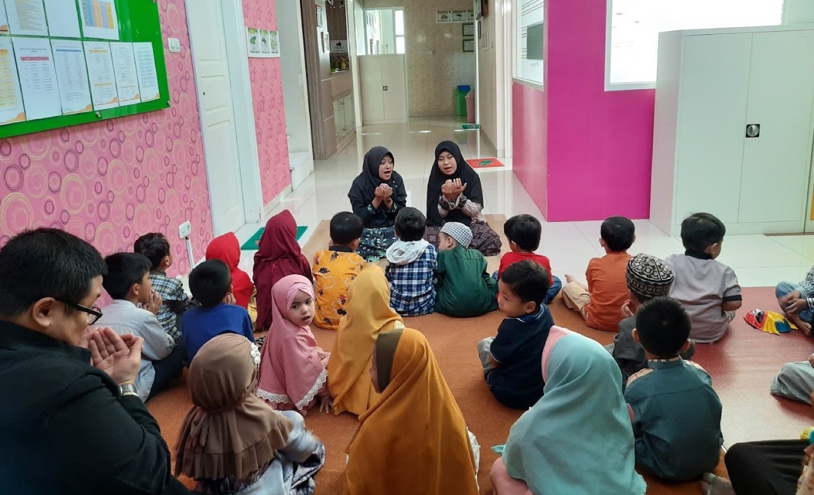 Anak-anak mengikuti pembelajaran Al-Qur'an bersama guru