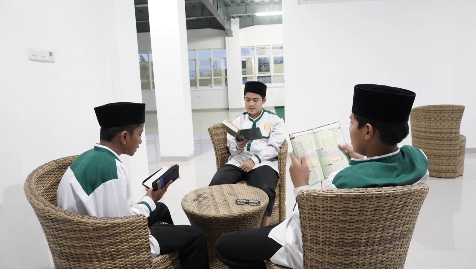 Santri membaca Al-Qur'an dalam program Tsurayya